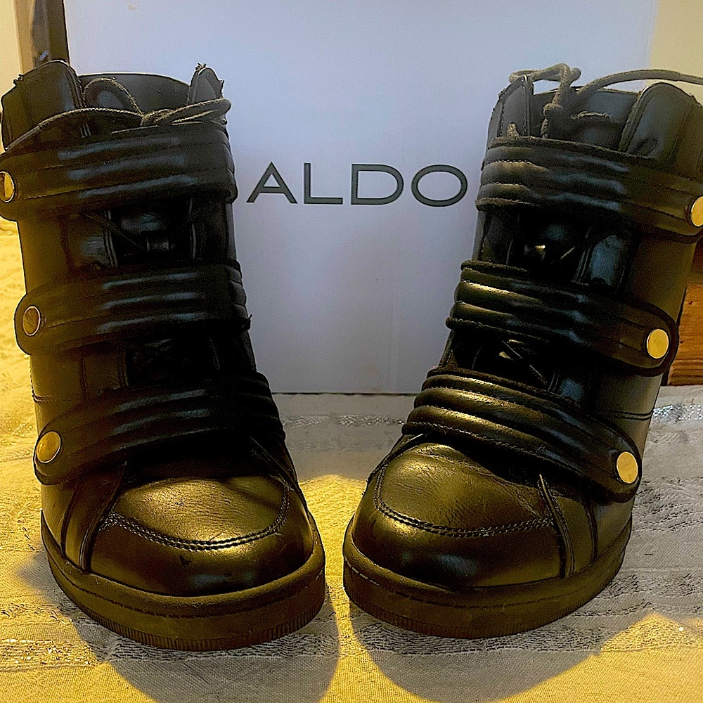Aldo black, futuristic size 10 wedge boots. Worn once to a Prince event.
